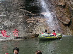 滝の下でのボート遊び